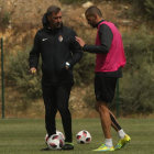 Bolo y Yuri conversan durante una sesión de entrenamiento esta semana en el Anexo de El Toralín. L. DE LA MATA