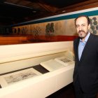 Ovalle, junto a algunos ejemplares de su colección.