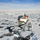 Un buque navega a través de la capa de hielo del Ártico, muy efectada por el calentamiento.