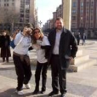 Miembros de la Asociación de Amputados de León con el presidente Alex Martínez (derecha)