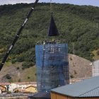Momento en que se coloca la nueva cúpula piramidal en la torre de la iglesia. CAMPOS