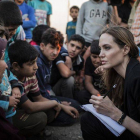 Angelina Jolie toma nota de las historias de refugiados sirios, el 18 de junio pasado en Jordania.