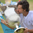 Feli López besa el trofeo de campeón en Queens.