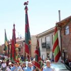 Pendones, ayer en las calles de Valdevimbre.