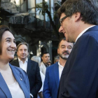 Ada Colau y Carles Puigdemont conversan tras las ofrendas florales de la pasada Diada