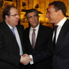 Herrera saluda a Fernando Santos en presencia de Javier Cepedano.