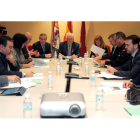 García presidió la reunión a la que asistió Carrasco, Suárez-Quiñones y varios alcaldes.