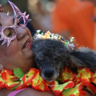 Una mujer disfrazada desfila con su perro por el popular paseo marítimo de Copacabana, en Río de Janeiro. MARCELO SAYAO