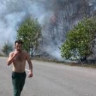 Uno de los vecinos colabora en la extinción del incendio en el transcurso de la tarde de ayer