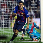 Luis Suárez celebra su segundo gol al Rayo Vallecano que dio el triunfo a un Barça con dudas. JIMÉNEZ