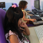 Una niña ante el ordenador durante la ludoteca de verano que organizó Isadora Duncan el año pasado.