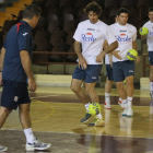 Los jugadores del Ademar con su entrenador, Manolo Cadenas, durante un entrenamiento.