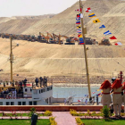 El presidente egipcio Abdelfatah al Sisi recorre en barco las nuevas instalaciones del canal de Suez.