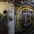 Dos clientes en un Bitcoin ATM de Hong Kong, el pasado sábado.