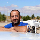 El responsable de Dronik, Sergio Sánchez, junto a uno de sus drones