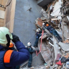 Miembros de los servicios de rescate rusos retiran escombros de un edificio derrumbado en la ciudad de Magnitogorsk en la región de los Urales.