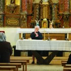 Una religiosa de las Hijas de la Caridad se dispone a dar la comunión a los vecinos en Canalejas.