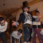 Los integrantes de la banda leonesa Esguinze de Frenillo y la banda de gaitas asturiana Xácara, que actúan hoy en León. DL