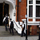 Agentes de la policía inglesa a su llegada a la embajada de Ecuador donde pidió asilo político el fundador de Wikileaks, Julian Assange