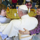 El papa, durante su visita ayer a una comunidad de personas necesitadas. OBSERVATORE ROMANO
