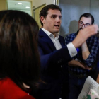 El líder de Ciudadanos, Albert Rivera, en declaraciones a los medios momentos previos a la rueda de prensa convocada hoy en el Congreso de los Diputados.