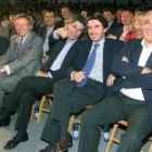 Suárez Illana conversa con Aznar (en el centro) en presencia de Javier Arenas en el mitin en Toledo