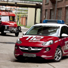 El utilitario Adam, versión «bomberos», junto al célebre veterano Opel Blitz que marcó toda una época.