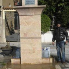 El único vecino de Peredilla posa junto a la fuente que abastece de agua al pueblo