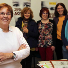 La presidenta de ADAVAS, Carmen Carlón, con el resto de las componentes de la ONG, en su sede de León