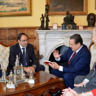 Amlivia, ayer, con el alcalde de Palencia y algunos concejales.