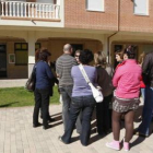 La presencia de alumnos frente a la puerta del centro fue constante durante la jornada