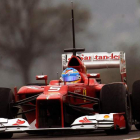 Fernando Alonso pilota su monoplaza durante los entrenamientos en el circuito de Mugello.