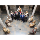 Autoridades, cofrades y artista, ayer en el Museo del Bierzo junto a las esculturas del paso de la Santa Cena. ANA F. BARREDO