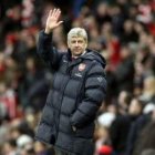 El entrenador del Arsenal, Arsene Wenger, saluda a los aficionados durante un partido.