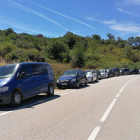La imagen de automóviles estacionados en las cunetas se repitió ayer en Las Médulas. DL
