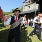 Los danzantes de Chano y Peranzanes tomaron el entorno del santuario de Trascastro en el día grande de Fornela