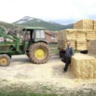 Eleuterio Baro tuvo que trasladar la paja con un tractor.