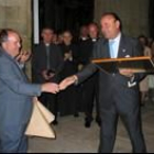 Cordero entrega la distinción a Álvarez, ayer en la catedral