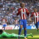 El delantero francés del Atlético de Madrid Antoine Griezmann (c) celebra su gol marcado ante el Real Madrid.