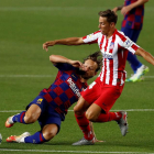 Marcos Llorente se lleva el balón ante el centrocampista croata del FC Barcelona Ivan Rakitic. ESTÉVEZ