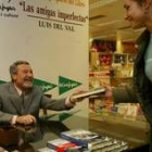 El periodista y escritor Luis del Val firmó ayer por la tarde libros en El Corte Inglés