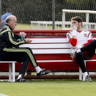 Del Bosque y Casillas conversan en un entrenamiento sobre los errores cometidos ante Holanda.