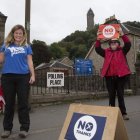 Un partidario del ‘no’ a la independencia de Escocia posa al lado de una partidaria del ‘sí’.