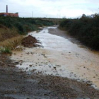 Caudal de agua y lodo que bajó desde el aeropuerto hacia Trobajo.