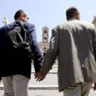 Una pareja homosexual camina de la mano hacia la plaza Campidoglio, en Roma