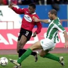 Etoo y Rivas luchan por la posesión de un balón en una de las acciones del partido de ayer