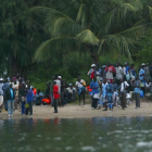 Un grupo de inmigrantes esperan en la orilla del río Casamance, en Senegal, en una imagen de archivo.