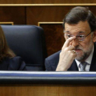 El presidente del Gobierno, Mariano Rajoy, y la vicepresidenta, Soraya Sáenz de Santamaría, esta mañana, en el Congreso.