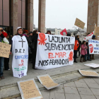 Los trabajadores se concentraron ayer ante la sede de la Delegación de la Junta.