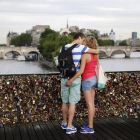 Una pareja se besa en el Pont de las Arts, en París, el pasado mes de mayo.